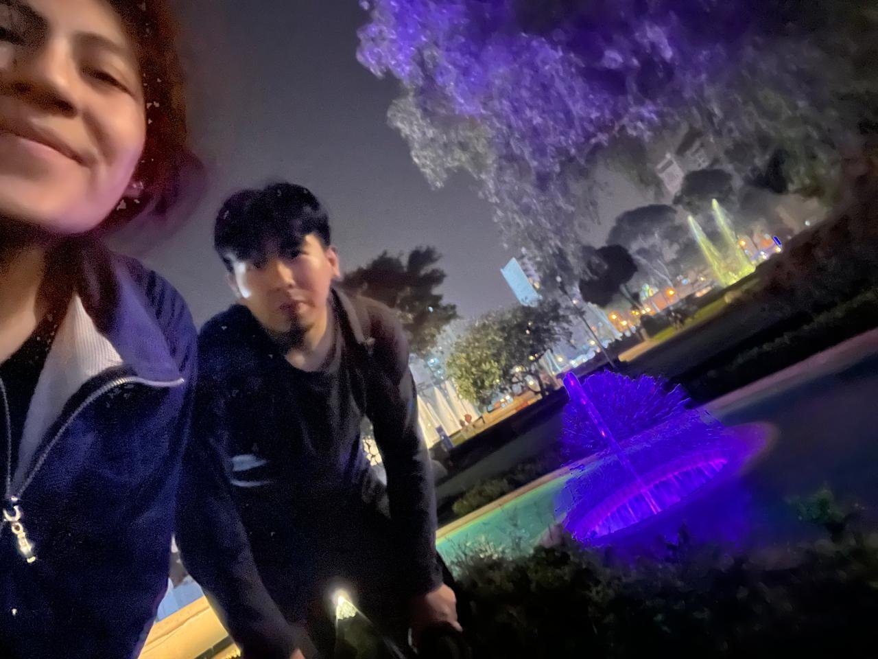 Noche frente a la fuente