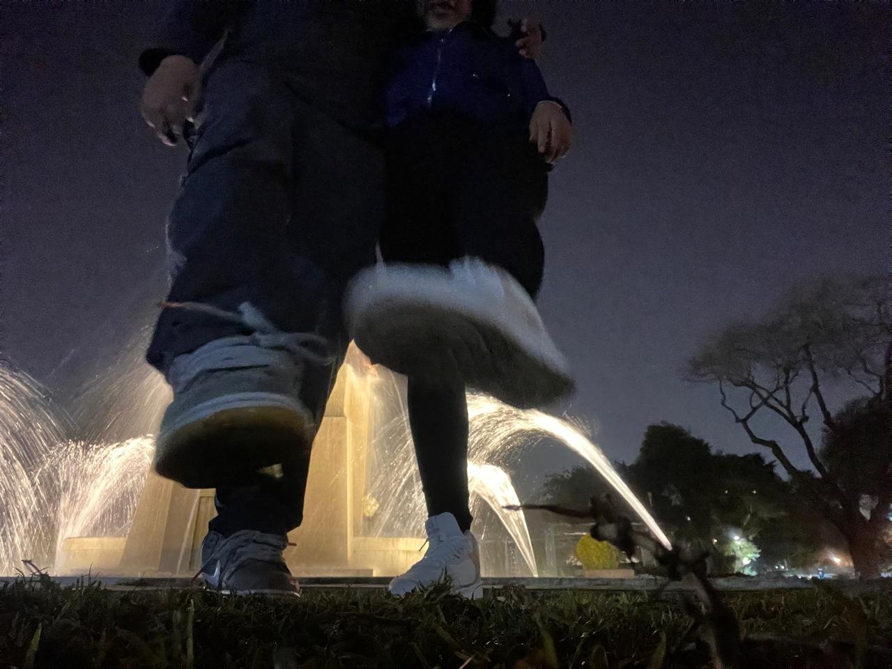Saltando frente a la fuente